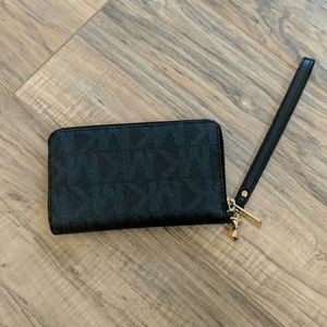 Michael Kors Bags - Micheal kors wristlet Michael Kors Bags - Micheal kors wristlet